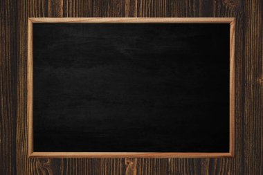 Soyut yazı tahtası veya kara tahta ahşap adam karede ile