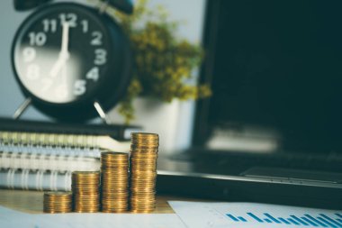 Para yığını ve defter Calcula ile finansal grafik kağıt levha