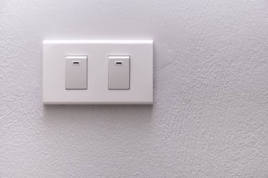 Beyaz duvarda elektrik düğmesi ya da lamba anahtarı
