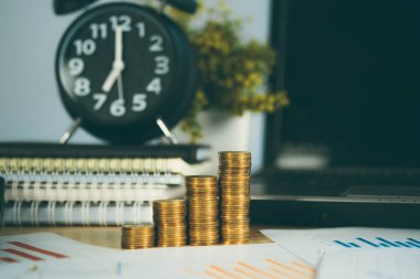 Para yığını ve defter Calcula ile finansal grafik kağıt levha