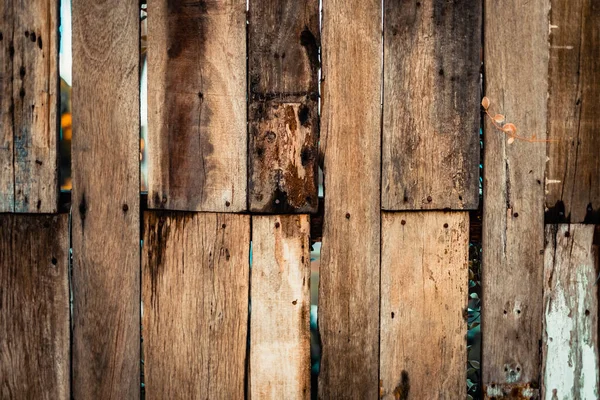Tmavě hnědé dřevo textury s přírodní pruhovaný vzor pozadí — Stock fotografie