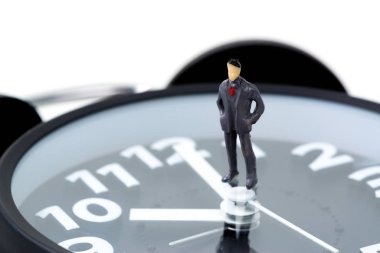 Şekil minyatür işadamı veya alarm ile duran küçük insanlar