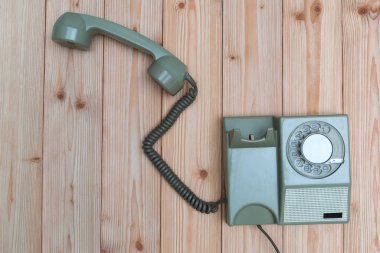 Retro döner telefon kablosu üzerinde ahşap masa, ahşap backgrou ile