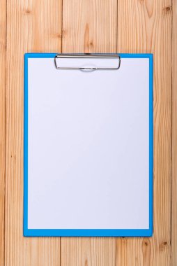 Pano boş beyaz kağıt levha üzerinde ahşap masa üstü ile görüntülemek wi