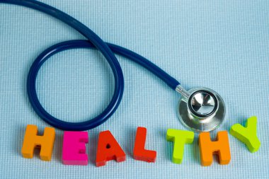 Metin sağlıklı alfabesi ile stetoskop, sağlıklı ve sağlık 