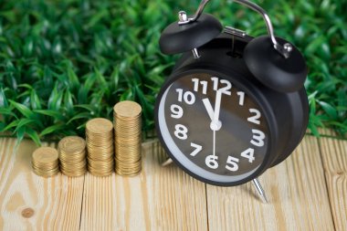 Merdivenlerinde sikke yığını vintage çalar saat ile ahşap çalışma 