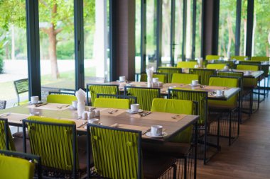 Rüzgar yakın masa ve koltuk ile otelin boş Restoran parçası