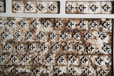 Klavye bilgisayarının altında kirli leke, ofiste çirkin ve kirli ekipmanlar..