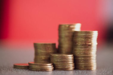 Para yığını masa, iş ve pazarlama kavramında.