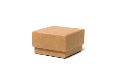 Beyaz arka plan üzerinde izole kadar mock için kapaklı boş küçük kahverengi karton kutu.