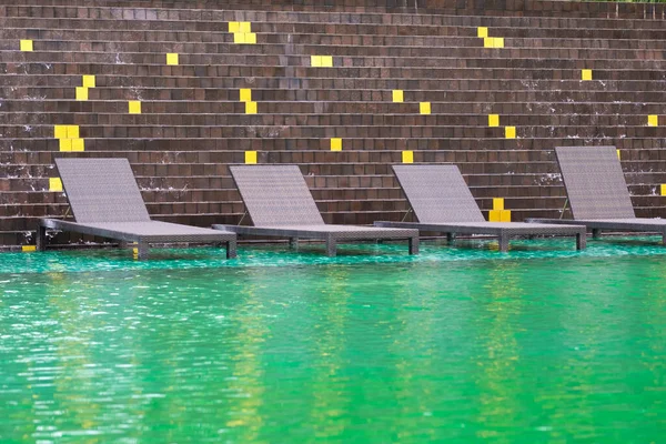 Ligstoel Zonnen Buurt Van Prive Zwembad Met Parasol Exotische Plantentuin — Stockfoto
