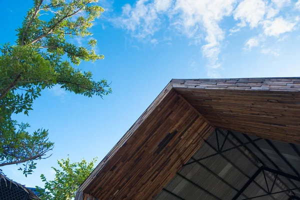 Dach Domu Zielonym Drzewem Niebieskim Niebem Chmurą Budynek Tłem Natury — Zdjęcie stockowe