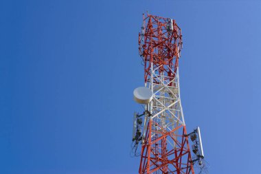 Cep telefonu iletişim anten Kulesi mavi gökyüzü arka plan, telekomünikasyon kule üzerinde uydu çanağı ile