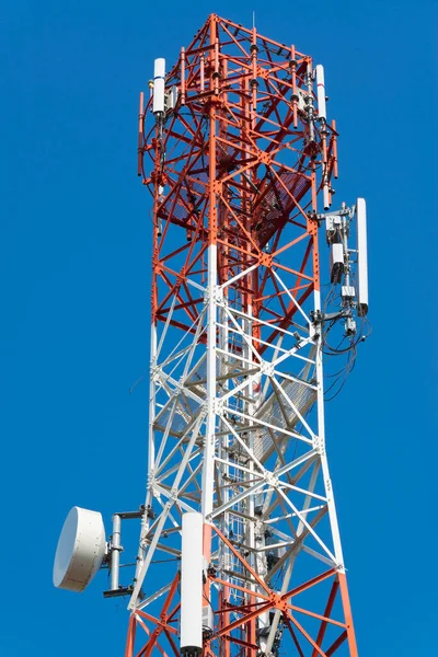 Мобільна Телефонна Антенна Вежа Супутниковою Тарілкою Фоні Блакитного Неба Телекомунікаційна — стокове фото