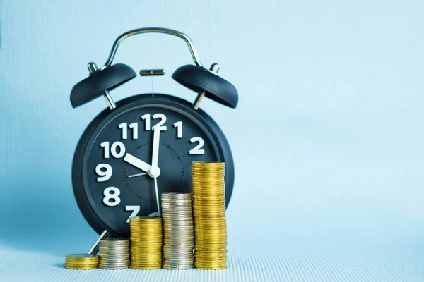 Relógio Alarme Passo Pilhas Moedas Tempo Para Conceito Dinheiro Poupança — Fotografia de Stock