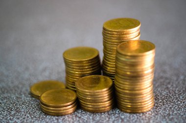 Para yığını masa, iş ve pazarlama kavramında.