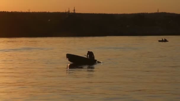 Man Springen Vanaf Een Boot Bij Zonsondergang Mensen Een Roeiboot — Stockvideo