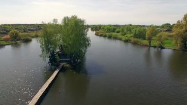 Kulübe Adası, adada ev, ev Ukrayna 4k, Baba Yaga Hut jaga yaga peri-kuyruk ev adada hava görünümünü