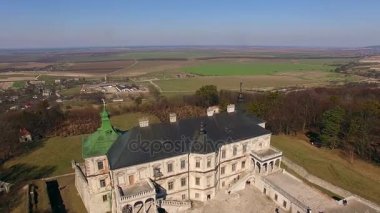 Harika Castle-Palace, Pidhorodetsky Kalesi çevresindeki sur ile bir Rönesans Sarayı dır, havadan görünümü eski kale, yer ile Barok Kalesi