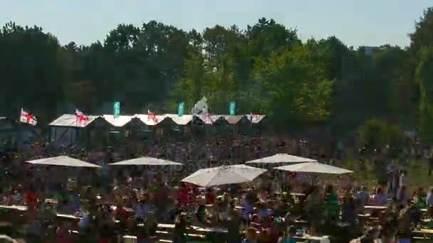 Kyiv Ucrania Septiembre Multitud Personas Hambrientas Comiendo Alrededor Mesas Aire — Vídeo de stock