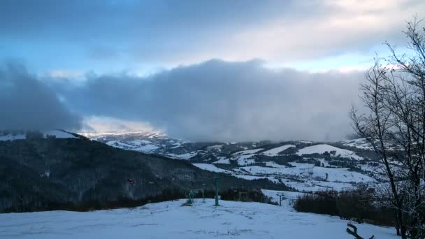 Ski Lift Tijdspanne Van Bergen Een Lift Een Dramatische Hemel — Stockvideo