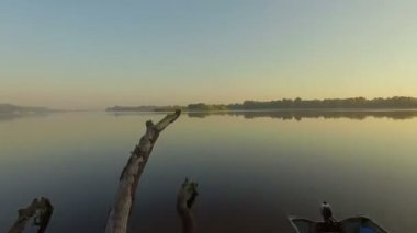 kalkış kumlu plaja gündoğumu, 4 k hava manzara sabah nehir, tekne ve eski ağaç gövdesi kumlu sahilde sabaha, Nehri'nin gündoğumu 4k, havadan görünümü