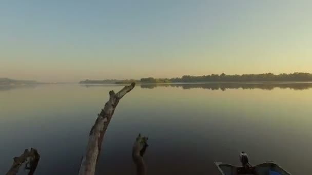 décollage de la plage de sable au lever du soleil, 4k vue aérienne de la rivière du matin, Bateau et vieux tronc d'arbre sur la rive sablonneuse le matin, vue aérienne de la rivière au lever du soleil 4K 