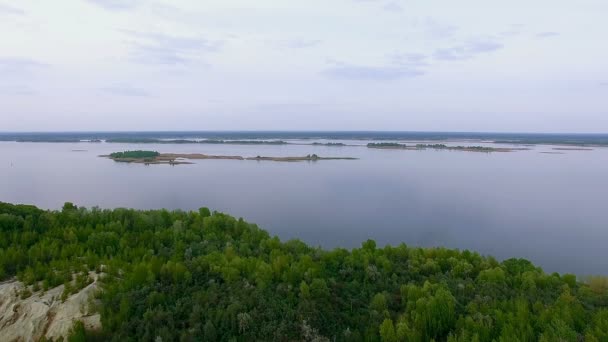 静かな夜の川 川の島の航空写真 ウクライナのドニエプル川の島の上空飛行の島で曇り 航空写真ビューでドニエプル川の島 — ストック動画