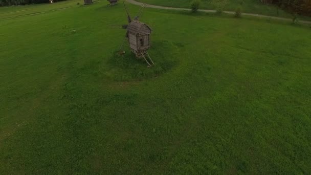 Pirogovo の風車を飛び回る 表示の古い風車 夕暮れカメラ飛行カメラ周りの古い風車 博物館 Pirogovo ウクライナの木製風車 Pirogovo の風車 — ストック動画