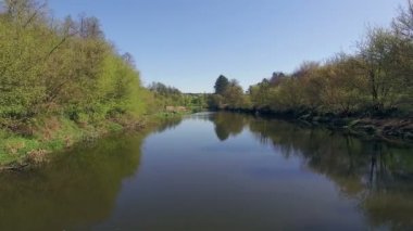 Orman Nehri üzerinde 4 k havadan görünümü küçük nehir, nehir üzerinde uçan uçmak