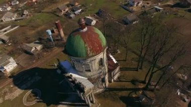 Harika Katolik Kilisesi havadan görünümü, Katolik Kilisesi olan köyde Pidgirci (Lviv bölgesi, Ukrayna) yer, gök olayları görüntülemek eski Katolik Kilisesi