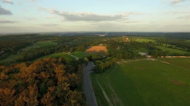 Bei Sonnenuntergang Über Das Gepflügte Feld Fliegen Bei Sonnenuntergang Rückwärts — Stockvideo