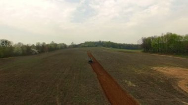 Traktör alan hava görünümünde, traktör, traktör çiftçilik alanın, traktör, traktör tarlayı üzerinde sinek ile alanın üzerinde uçuş 4 k havadan görünümü