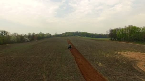 Trekker Luchtfoto Gezichtsveld Luchtfoto Van Trekker Van Trekker Ploegen Veld — Stockvideo