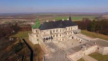 Harika Castle-Palace, Pidhorodetsky Kalesi çevresindeki sur ile bir Rönesans Sarayı dır, havadan görünümü eski kale, yer ile Barok Kalesi