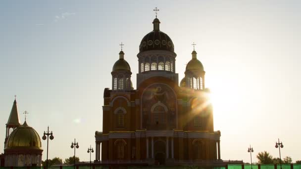 夜明け 日の出 ロシアのステレオタイプ的なシンボル キリスト教教会 のシルエットに対して教会のシルエット教会 — ストック動画