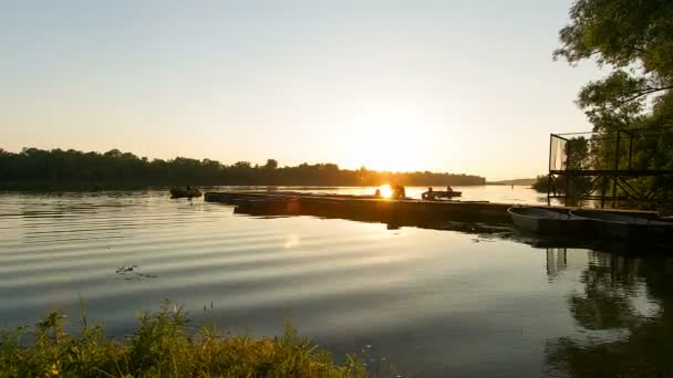 Time Lapse Ormeggio Barche Tramonto Tramonto Sul Fiume Con Molo — Video Stock