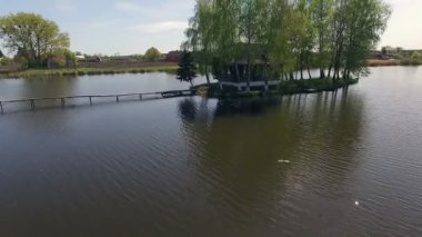 Kulübe Adası, adada ev, ev Ukrayna 4k, Baba Yaga Hut jaga yaga peri-kuyruk ev adada hava görünümünü