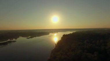 gündoğumu 4k nehirde hava görünümünü, orman ve nehir sabah sis, çok yüksek nehir orman gündoğumu, sis, güneş hava Nehri üzerinde gündoğumu, mistik Nehri'nin havadan görünümü, görünüm