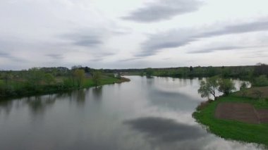 nehir üzerinde 4 k havadan görünümü küçük nehir, nehir, bulutlu gün, gölde üzerinde sinek üzerinde uçuş nehir ve alanlar üzerinde uçan uçmak