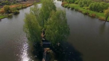 Kulübe Adası, adada ev, ev Ukrayna 4k, Baba Yaga Hut jaga yaga peri-kuyruk ev adada hava görünümünü