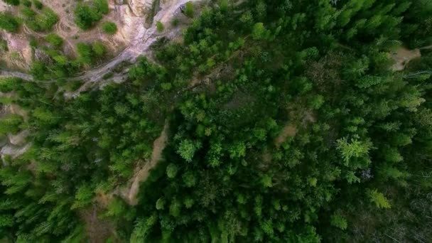 survol du lac et des collines, survoler le lac de carrière, survoler l'étang de carrière avec de l'eau verte, vue de dessus de la carrière de dolomite sablonneuse avec étang 