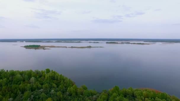 静かな夜の川 川の島の航空写真 ウクライナのドニエプル川の島の上空飛行の島で曇り 航空写真ビューでドニエプル川の島 — ストック動画