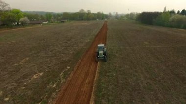 Traktör alan hava görünümünde, traktör, traktör çiftçilik alanın, traktör, traktör tarlayı üzerinde sinek ile alanın üzerinde uçuş 4 k havadan görünümü