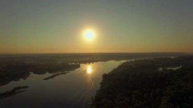 gündoğumu 4k nehirde hava görünümünü, orman ve nehir sabah sis, çok yüksek nehir orman gündoğumu, sis, güneş hava Nehri üzerinde gündoğumu, mistik Nehri'nin havadan görünümü, görünüm