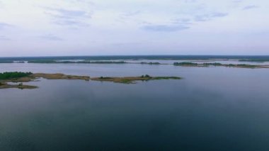 Nehir, nehir Adaları Dinyeper Nehri, Ukrayna Hava görünümünü adada üzerinde uçuş adalarda bulutlu, havadan görünümü akşam sessiz Dinyeper Nehri'nin Adaları