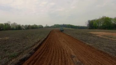 Traktör alan hava görünümünde, traktör, traktör çiftçilik alanın, traktör, traktör tarlayı üzerinde sinek ile alanın üzerinde uçuş 4 k havadan görünümü