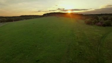 sinek ' daki yel değirmenleri Pirogovo, 4k hava üzerinden görüntülemek eski yel değirmenleri, Pirogovo gün batımında, kamera uçan yukarıda eski köy, ahşap fırıldak Müzesi Pirogovo Ukrayna'daki yel değirmenleri