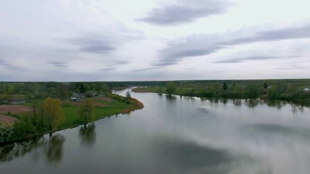 Nehir Üzerinde Havadan Görünümü Küçük Nehir Nehir Bulutlu Gün Gölde — Stok video