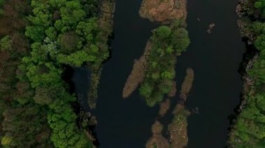 nehir üzerinde 4 k havadan görünümü küçük nehir, nehir, bulutlu gün gölde üzerinde sinek üzerinde uçan uçmak